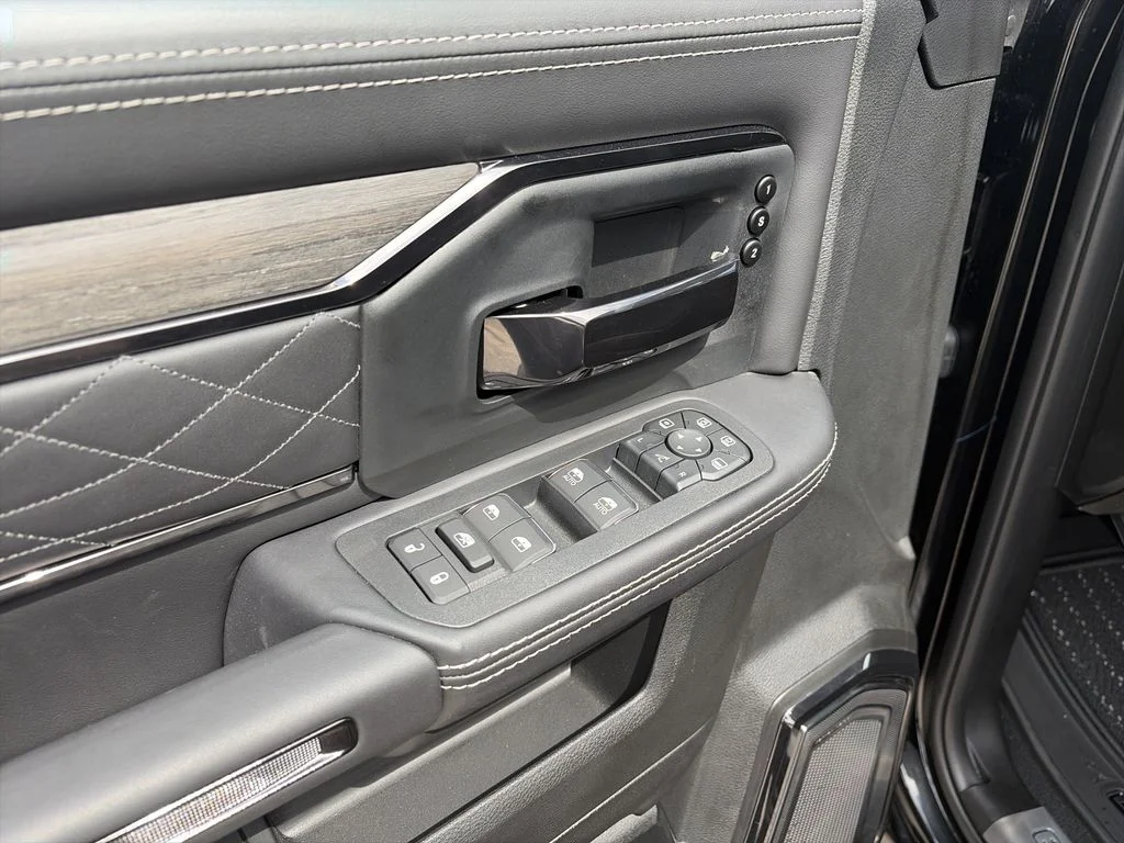 New 2026 Diamond Black Crystal Pearl-Coat Exterior Paint RAM Limited image 17