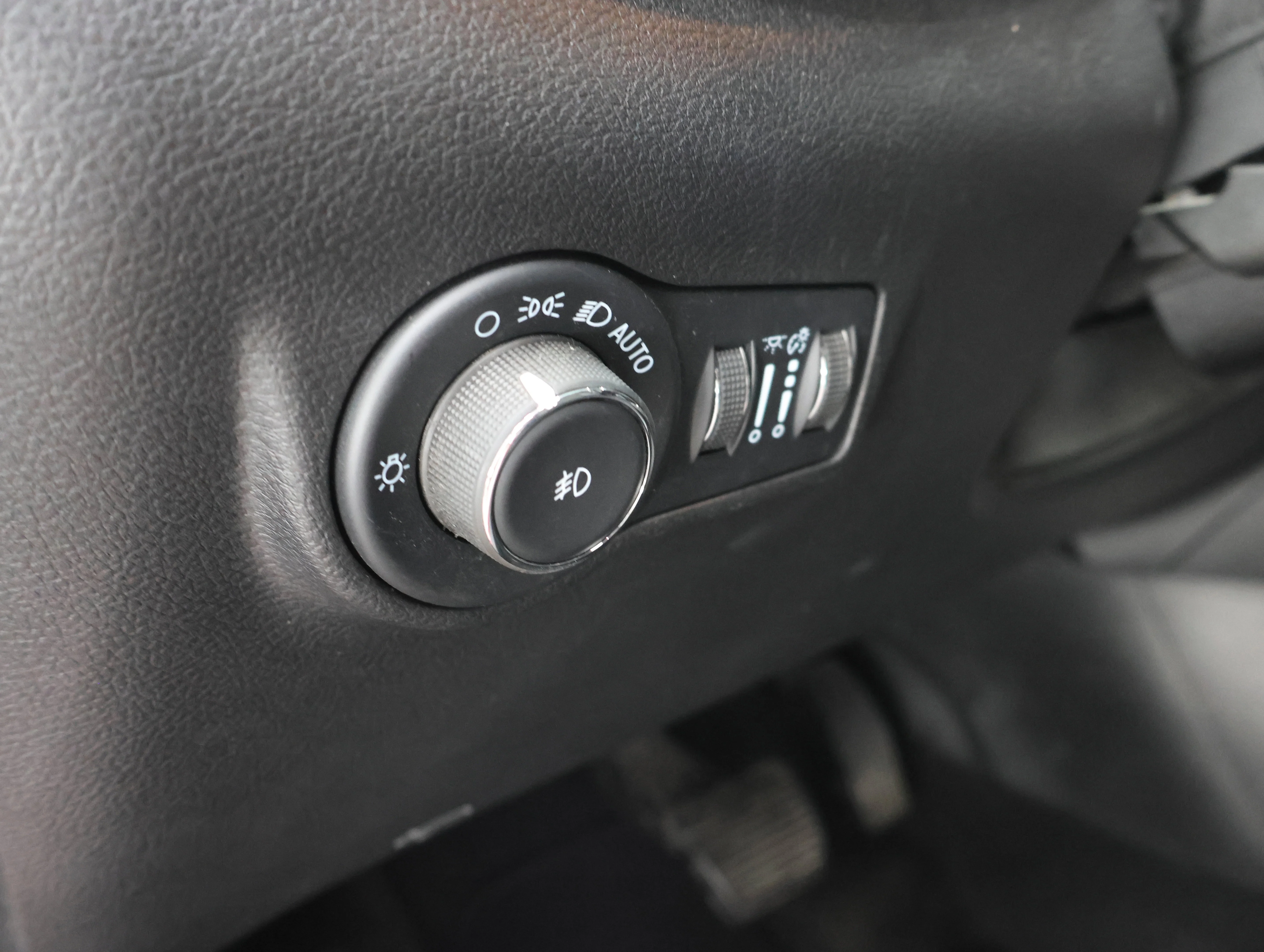 Used 2022 Redline Pearlcoat Jeep Limited image 41