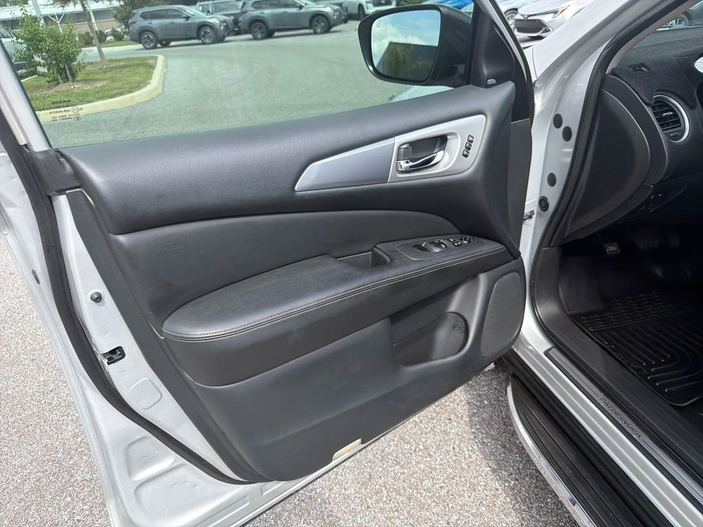Used 2020 Silver Nissan SL image 20