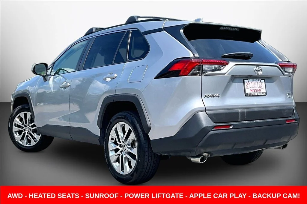 Used 2021 Silver Toyota XLE Premium image 4