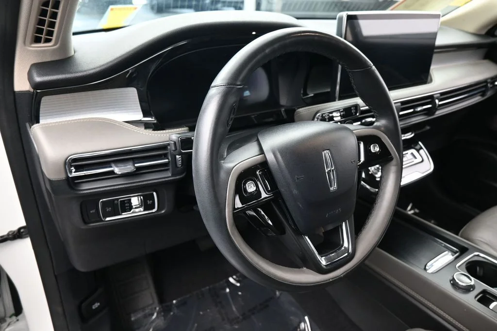 Used 2023 White Metallic Lincoln Reserve image 16