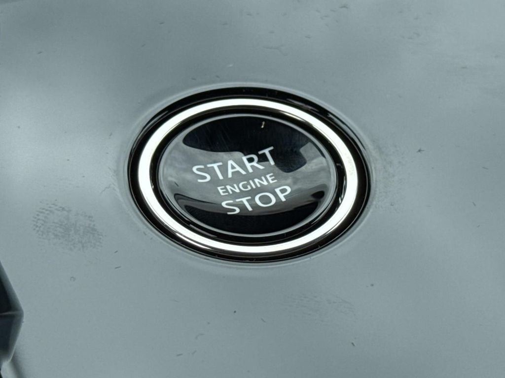 New 2026 Flux Silver Ultra Mettalic Gloss Land Rover Dynamic SE image 10
