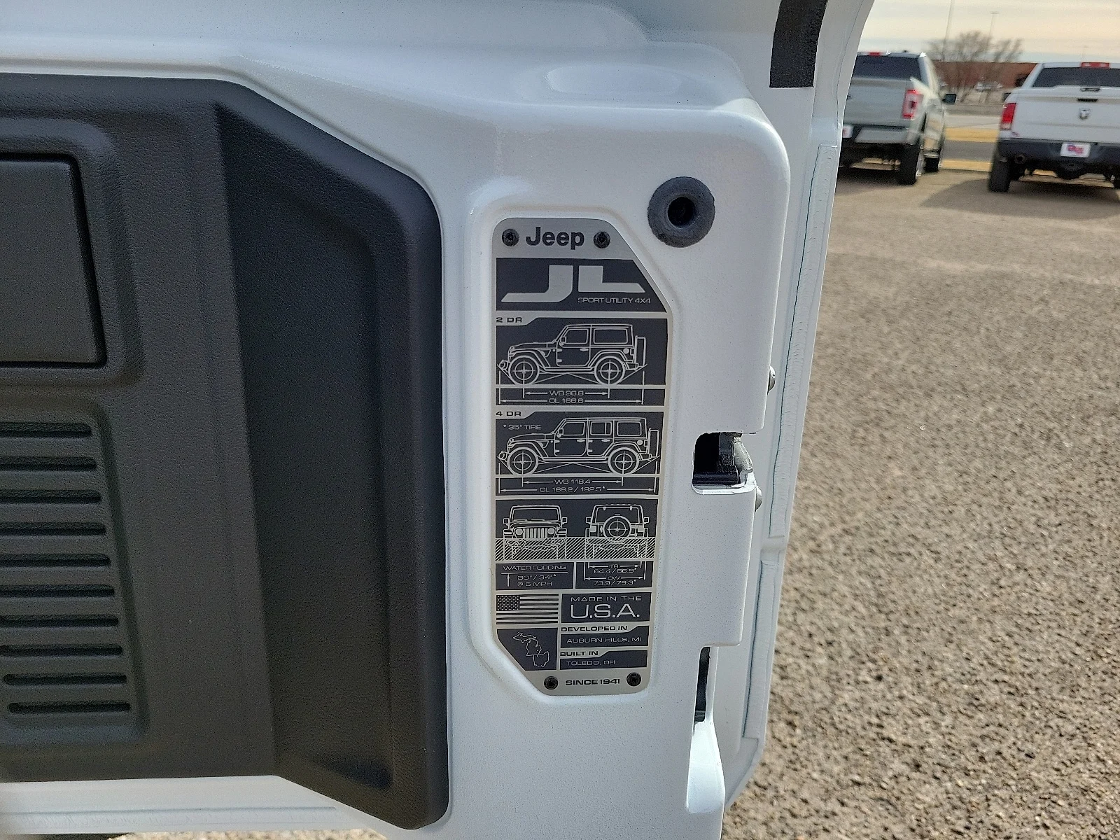New 2026 PW7 Bright Whit Jeep 4-DOOR SAHARA image 8