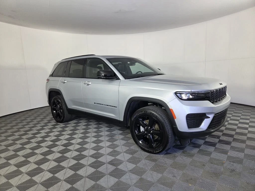 Used 2025 Silver Zynith Jeep Altitude image 5