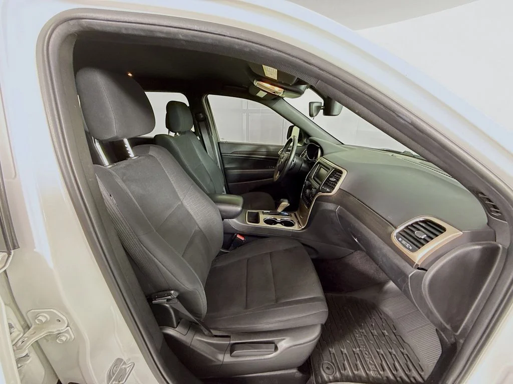Used 2017 White Jeep Laredo image 27