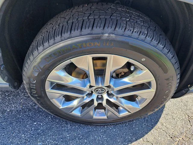 Certified Used 2020  Toyota XLE Premium image 38