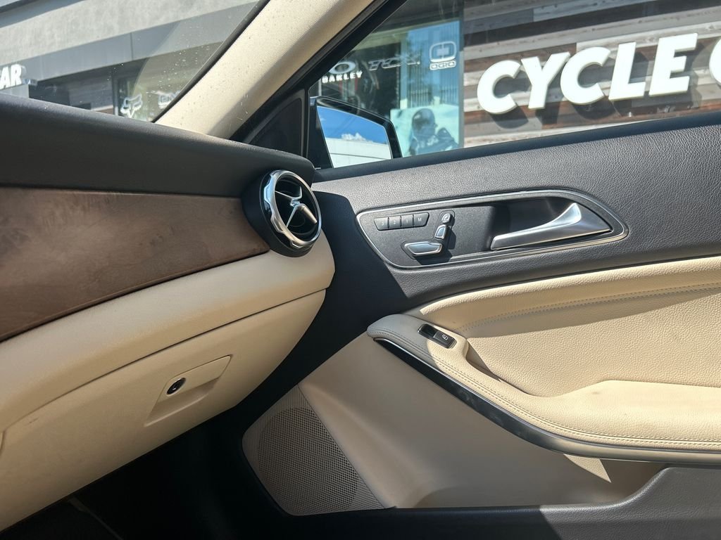 Used 2018 Black Mercedes-Benz GLA 250 image 19