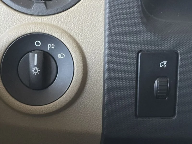 Used 2014 Oxford White Ford Base image 9