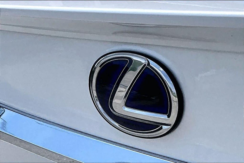 Used 2018 White Lexus 300h image 29