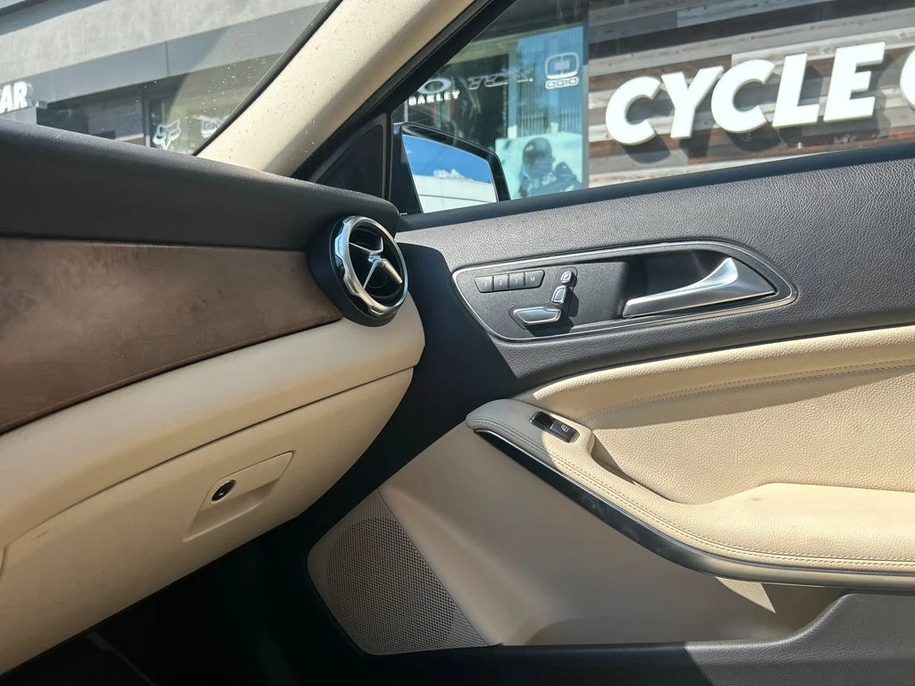 Used 2018 Black Mercedes-Benz GLA 250 image 19