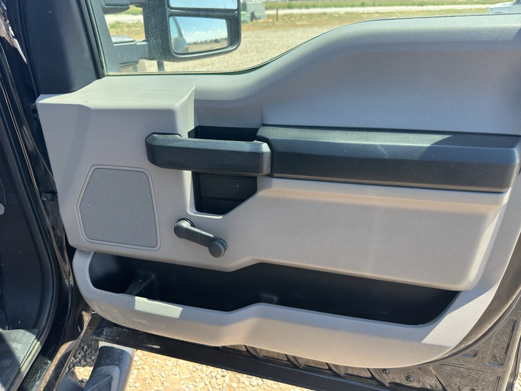 Used 2017 Shadow Black Ford XL image 9