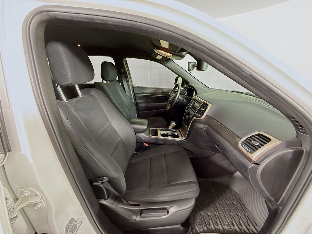Used 2017 White Jeep Laredo image 27