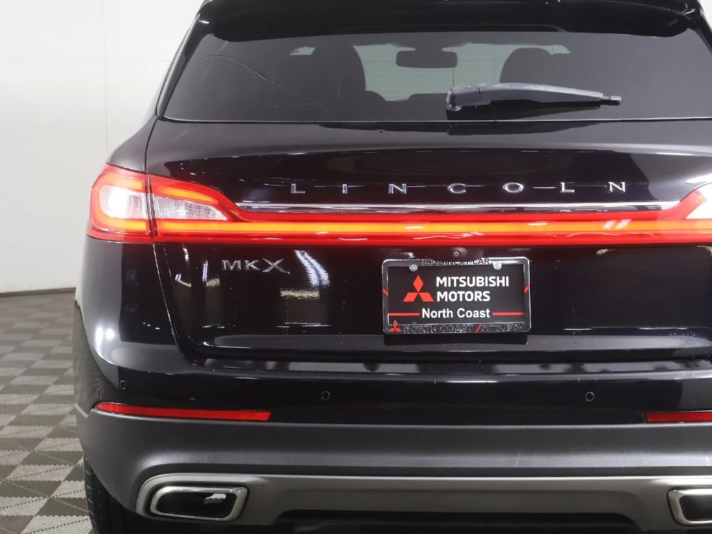 Used 2017 Black Lincoln Select image 14