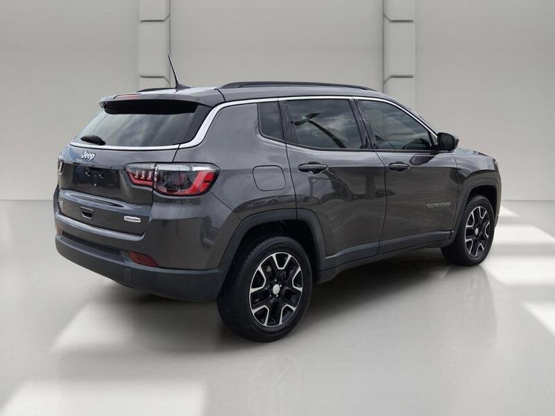 Used 2022 Crystal Metallic JEEP LATITUDE 4X4 image 5