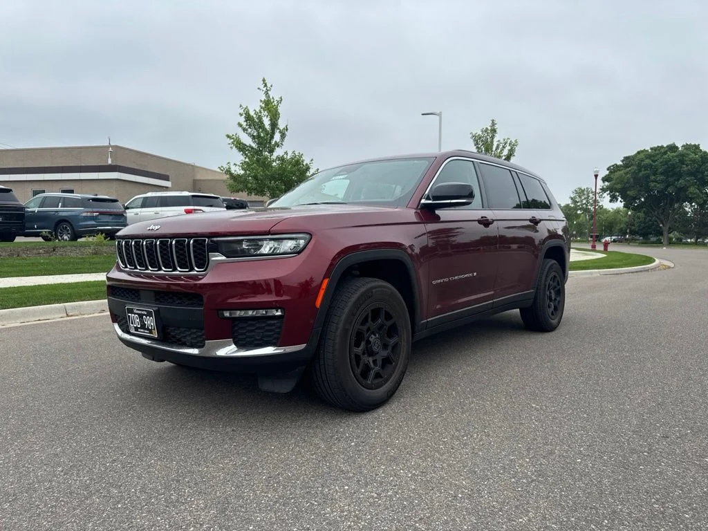 Used 2023 Red Jeep Limited image 3