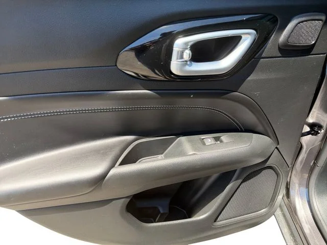 Used 2022 Gray Jeep Latitude image 11