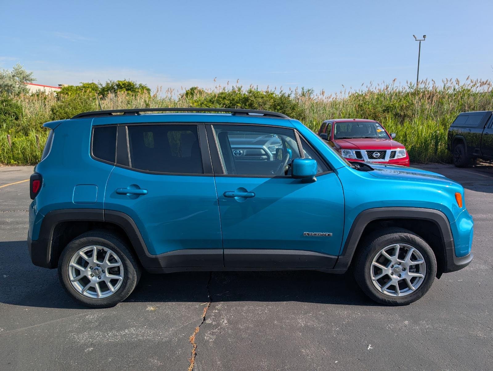 Used 2021 Bikini Metallic Clearcoat Jeep Latitude image 8