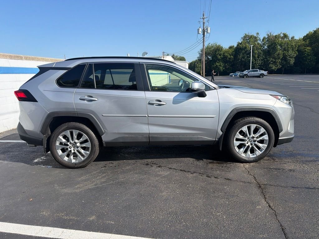 Used 2019 Silver Sky Metallic Toyota XLE Premium image 6