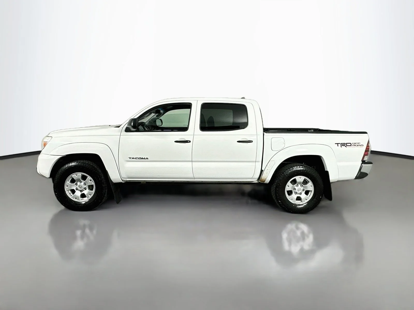Used 2012 Super White Toyota Base image 4
