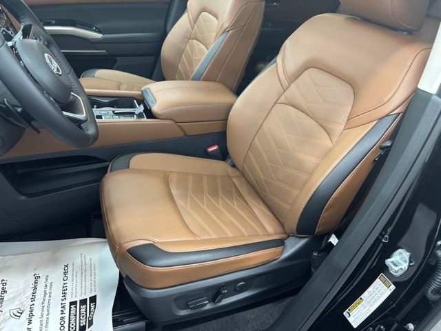 Used 2025 Black Nissan Platinum image 16