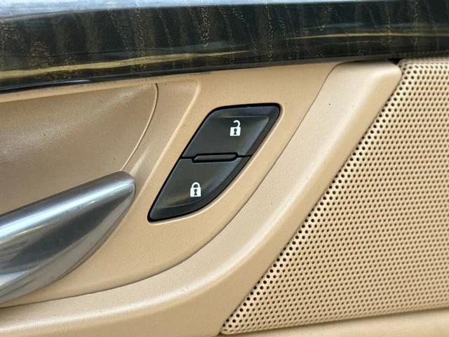 Used 2018 White Cadillac Platinum Edition image 22