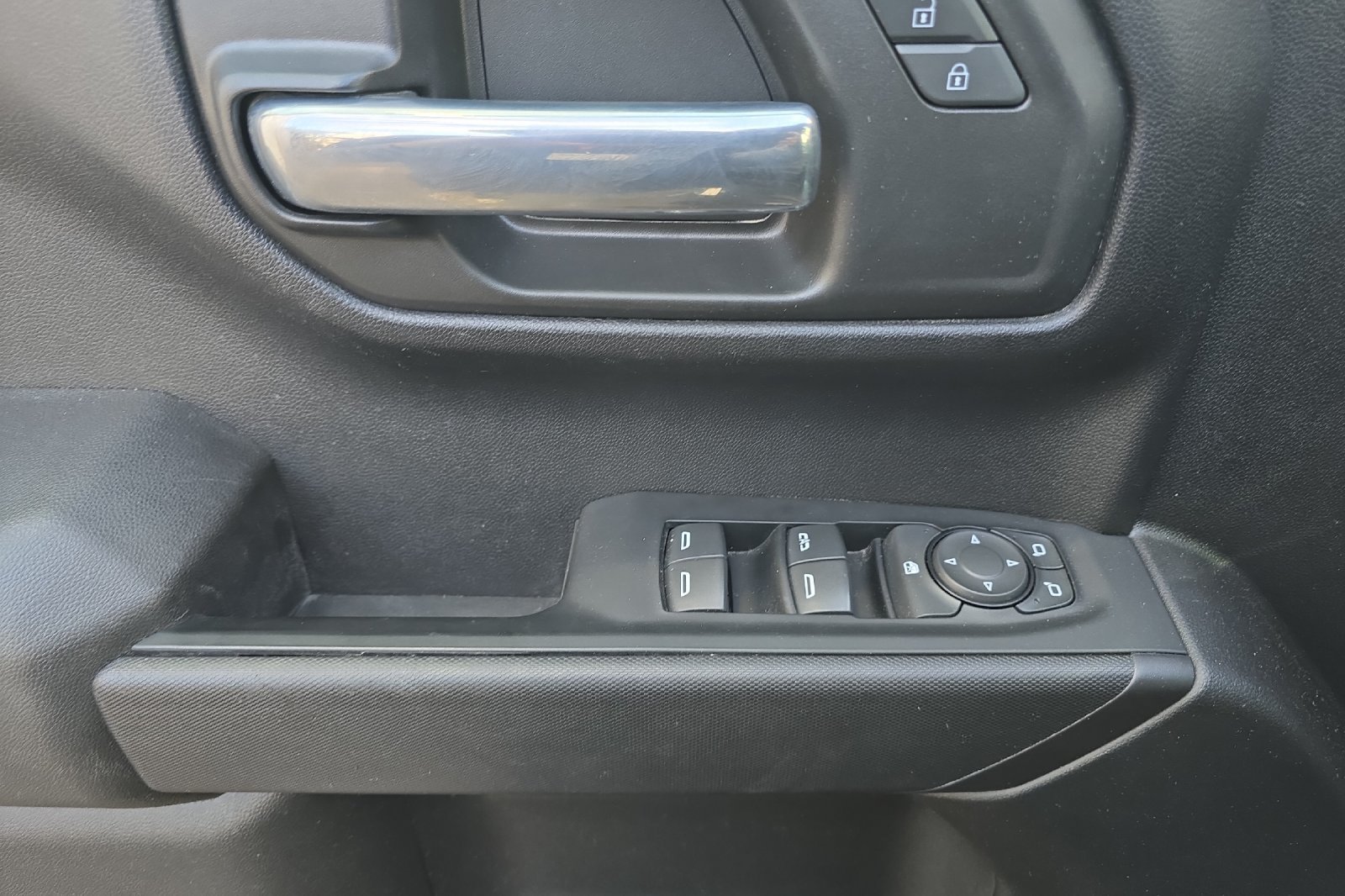 Used 2023  GMC Pro image 9