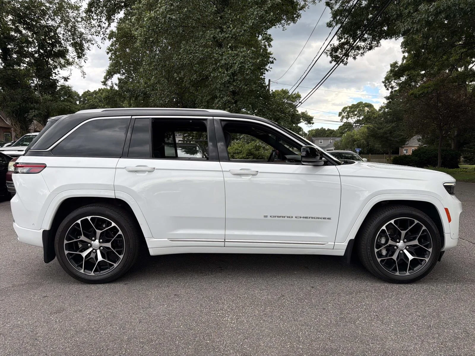 Used 2023 White Jeep Summit Reserve image 8