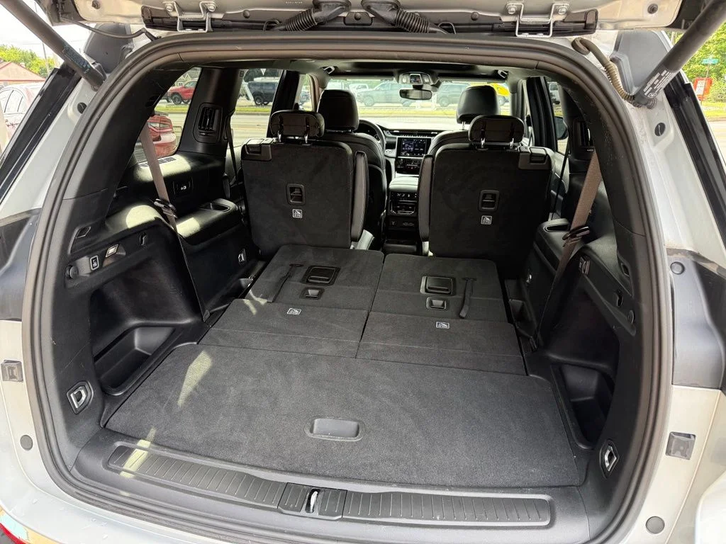 Used 2023 Silver Jeep Altitude image 14