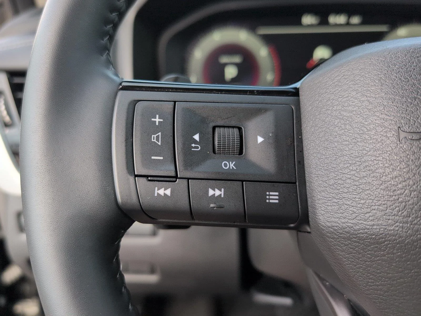 Used 2026 Super Black Nissan Platinum image 25