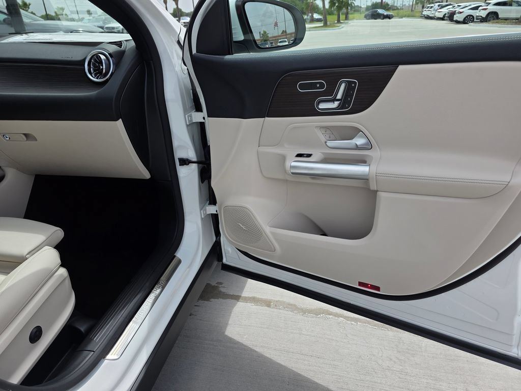 New 2026 Polar White Mercedes-Benz GLA 250 image 45