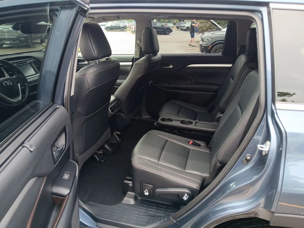 Used 2019 Shoreline Blue Pearl Toyota XLE image 44