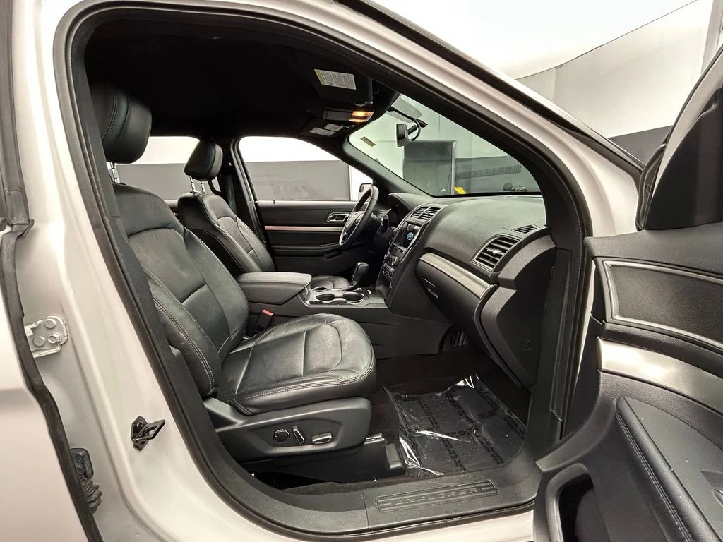 Used 2018 White Platinum Clearcoat Metallic Ford XLT image 44