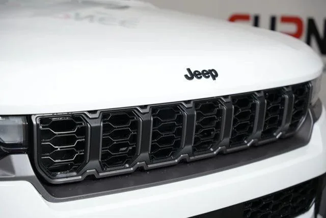 New 2026 Bright White Clear-Coat Exterior Paint Jeep Laredo image 54