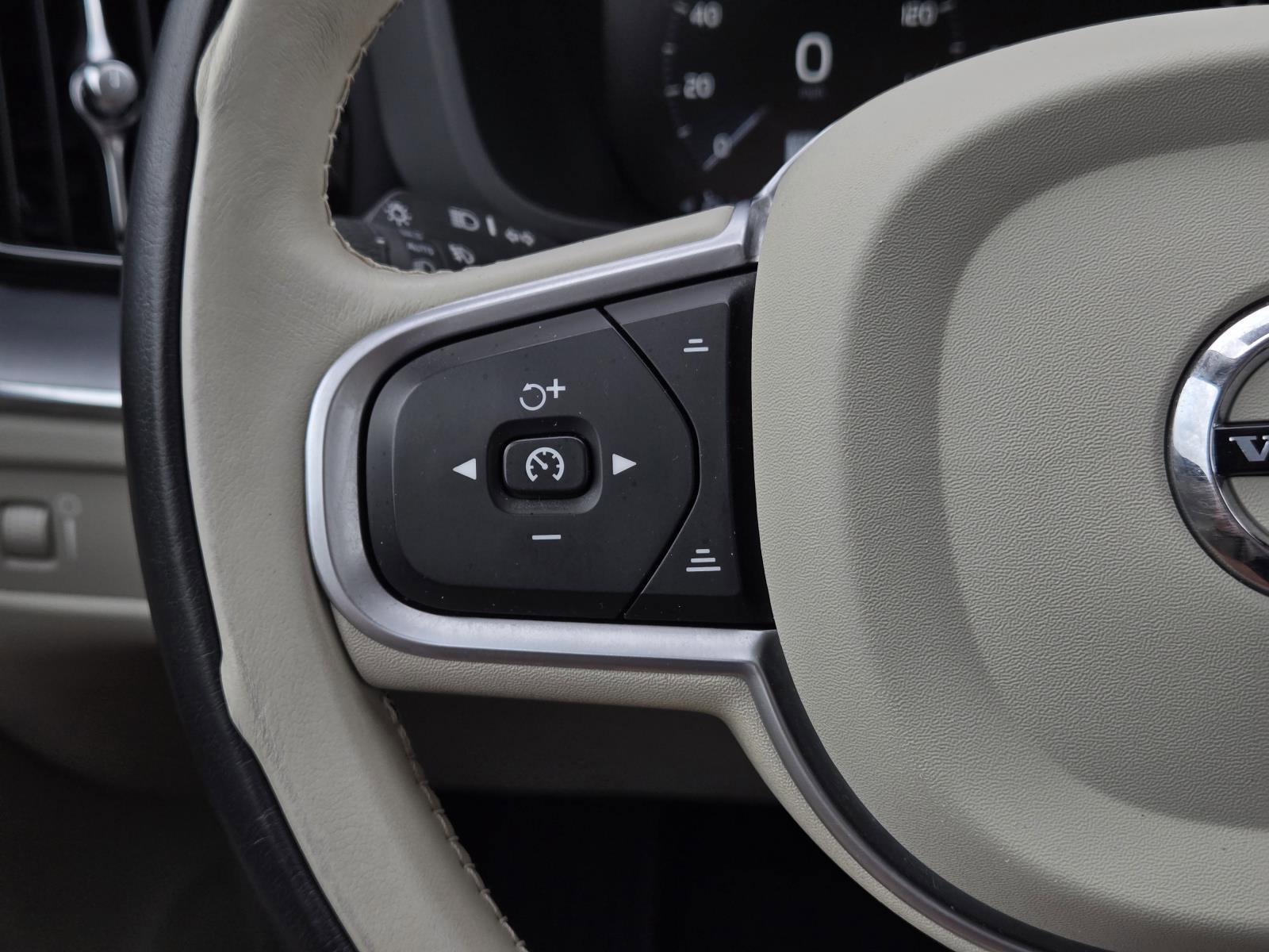 Used 2020 Crystal White Volvo Momentum image 17