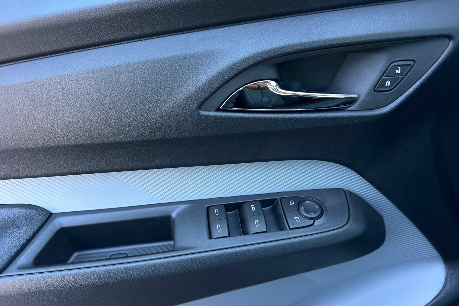 New 2027 Summit White Chevrolet LT image 11