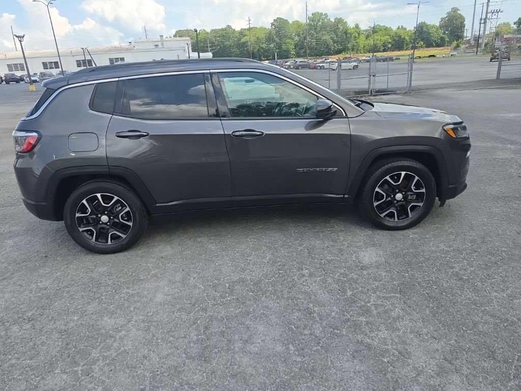 Used 2022 Gray Jeep Latitude FWD image 10