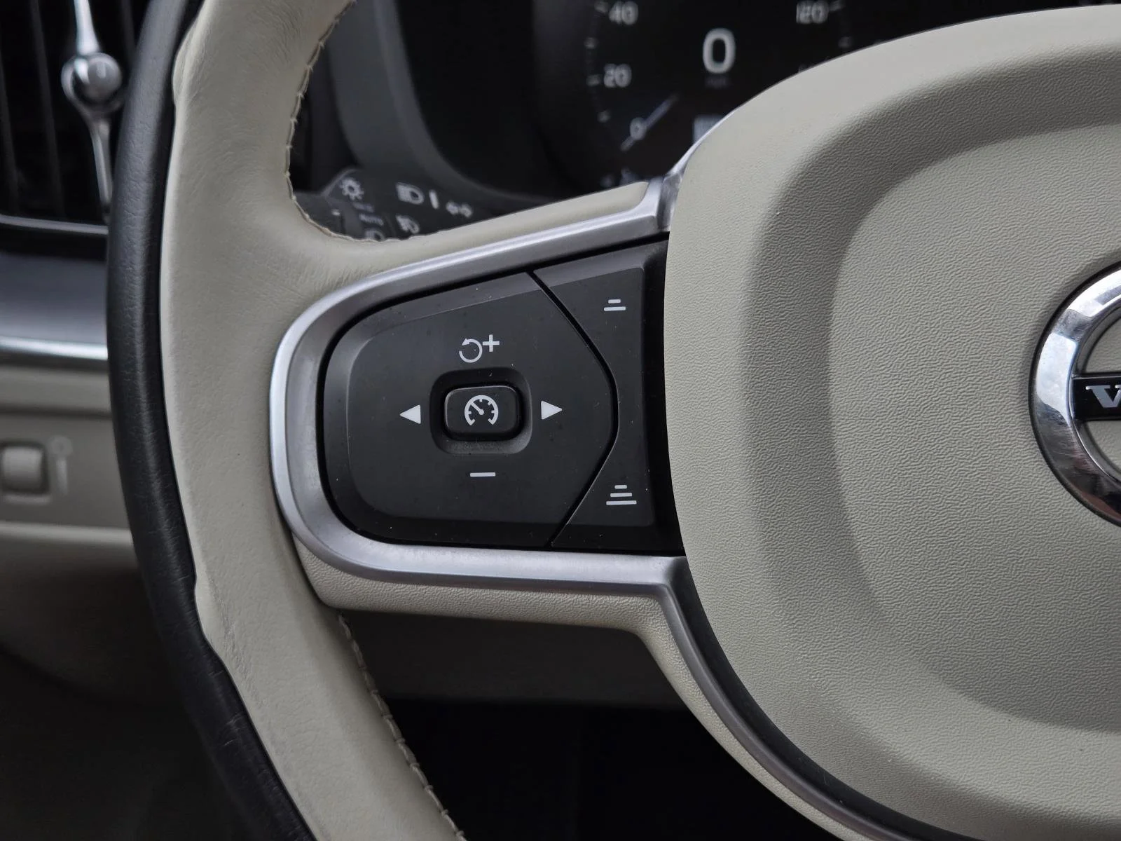 Used 2020 Crystal White Volvo Momentum image 17
