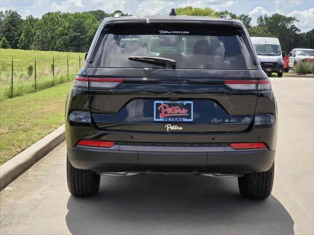 New 2026 Diamond Black Crystal Pearl-Coat Exterior Paint Jeep Altitude image 4
