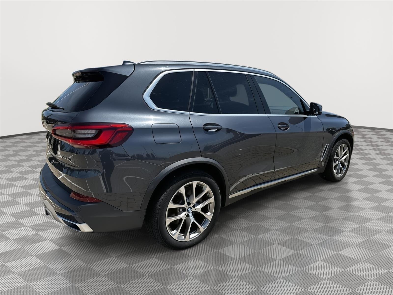 Used 2019 Arctic Gray Metallic BMW xDrive40i image 4