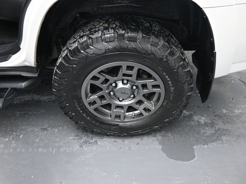 Used 2020 White Toyota Venture image 17