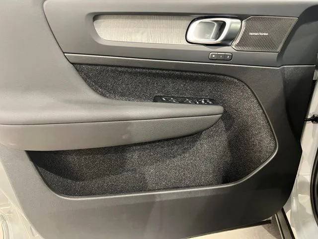 2026 Volvo XC40 Ultra - Photo 10