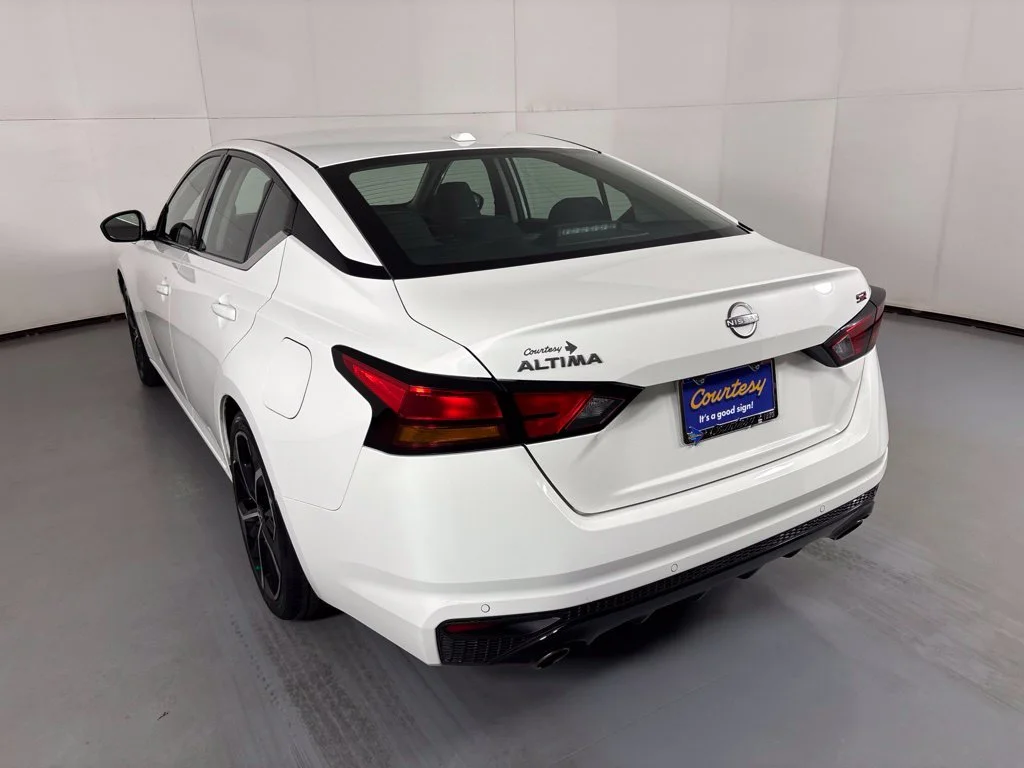 Used 2024 White Nissan 2.5 SR image 6
