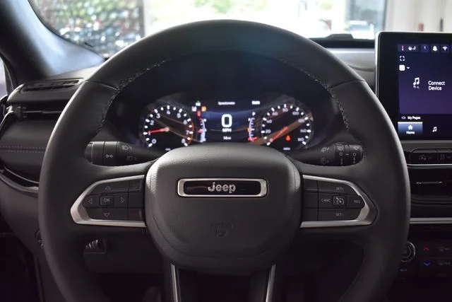 New 2026 Diamond Black Crystal Pearl-Coat Exterior Paint Jeep Latitude image 30