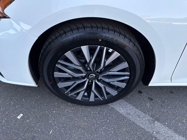 Used 2025 White Nissan SV FWD image 26