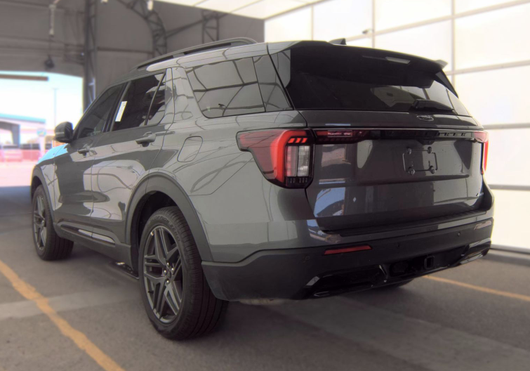 Used 2025 Gray Ford ST-Line image 3