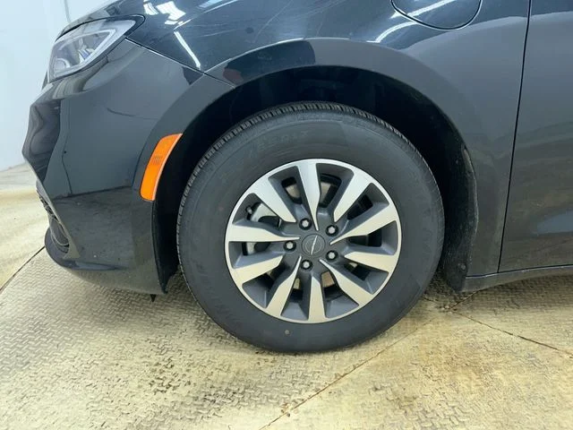 Used 2024 Black Chrysler Select image 19