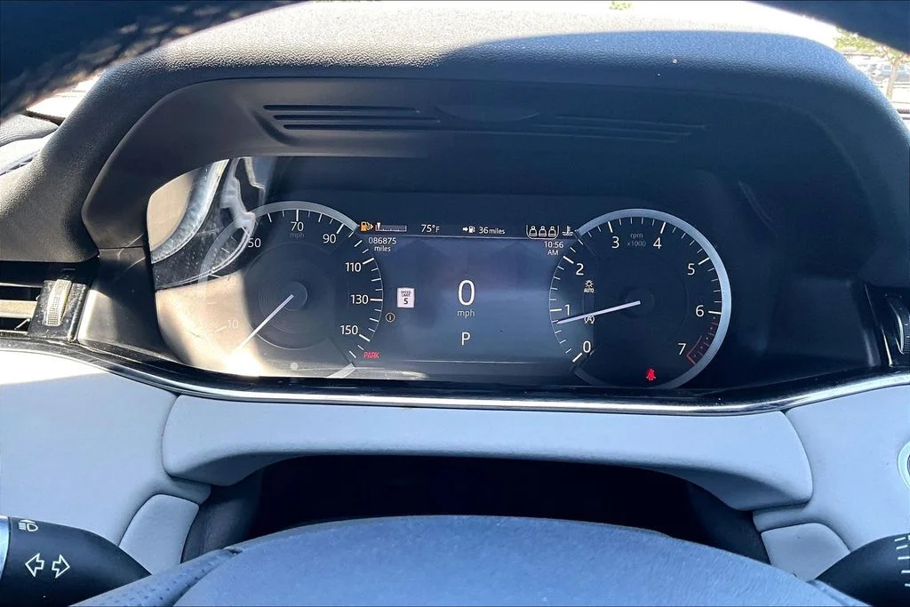 Used 2022 Gray Land Rover R-Dynamic SE image 21