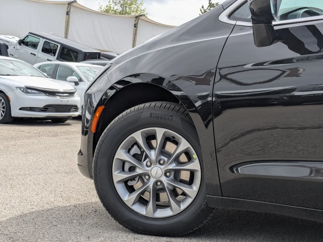 New 2027 Black Chrysler Select - - AWD - 3.6L Pentastar V6 - Adaptive Cruise Control - Blind Spot Monitor & More! image 9