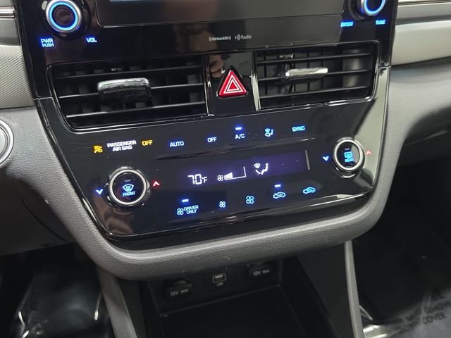 Used 2020 White Hyundai SE image 24