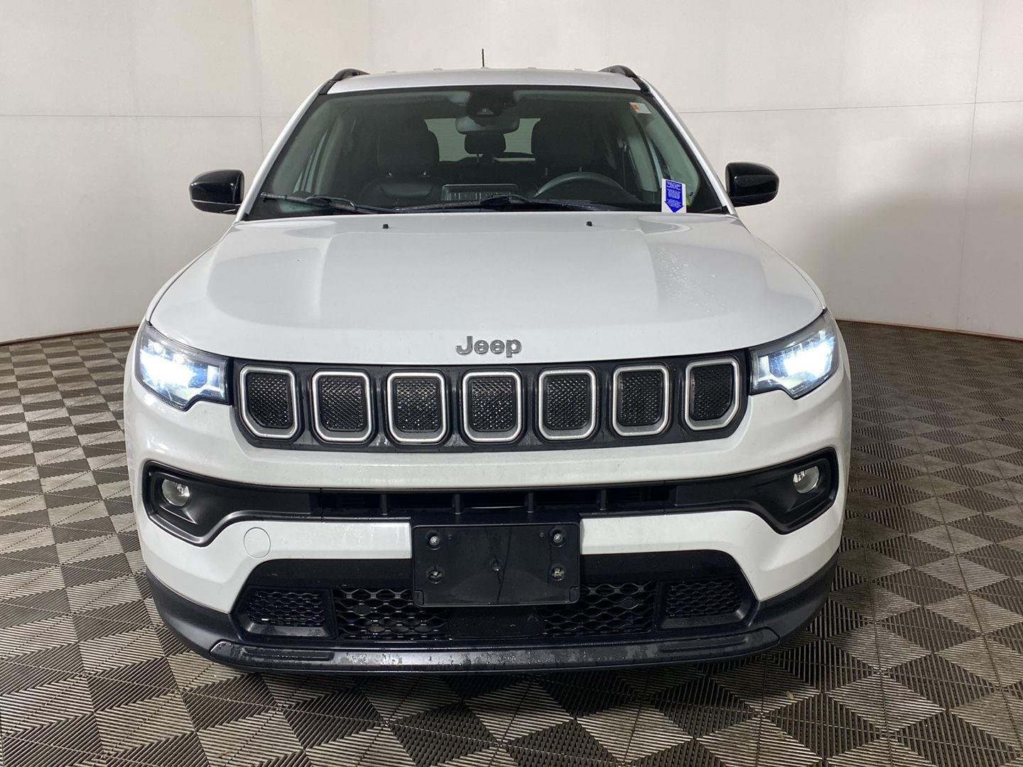 Used 2022 Bright White Clearcoat Jeep Latitude image 7